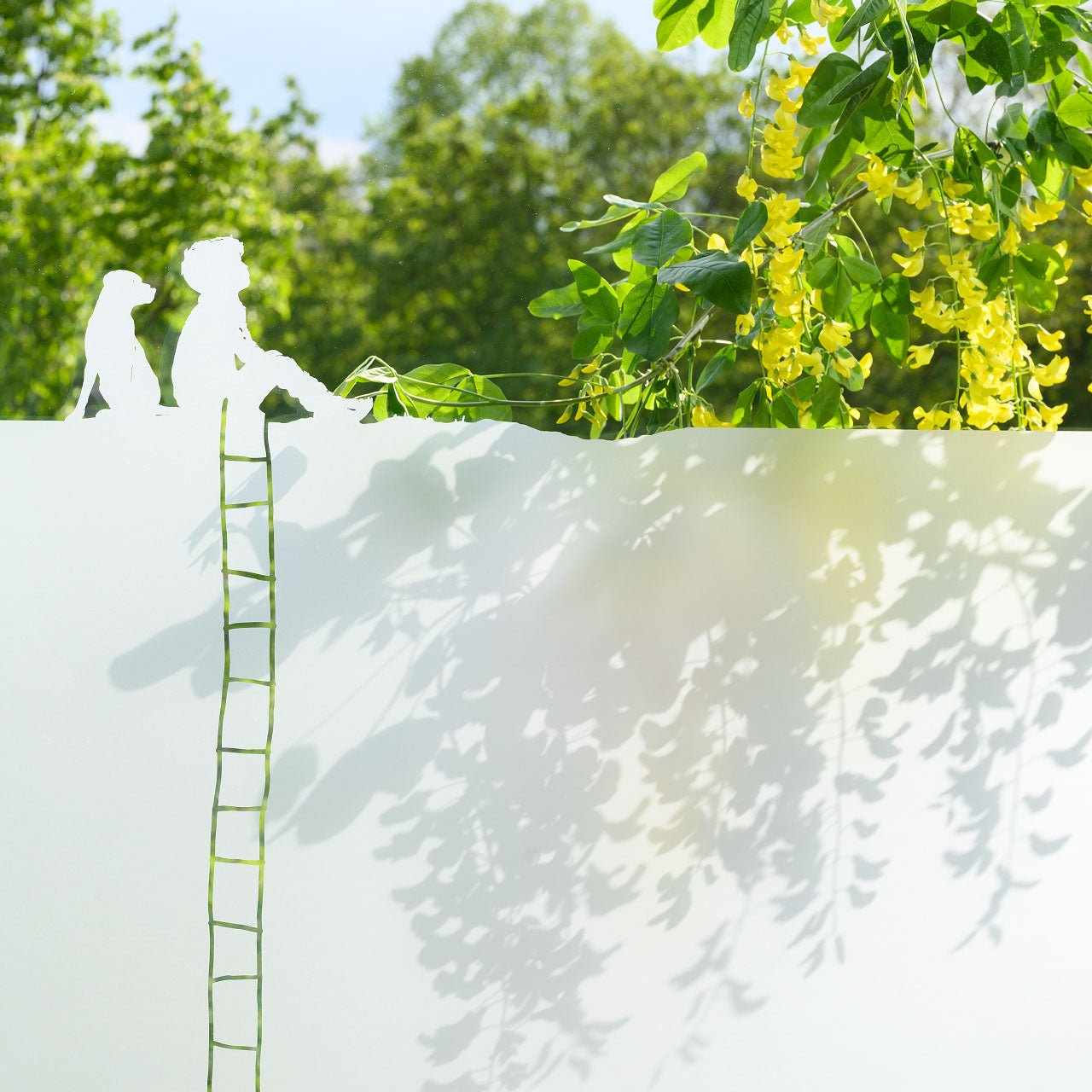 FensterfolieSichtschutzfolie mit einem süßen Dekor "Junge und Hund" G441