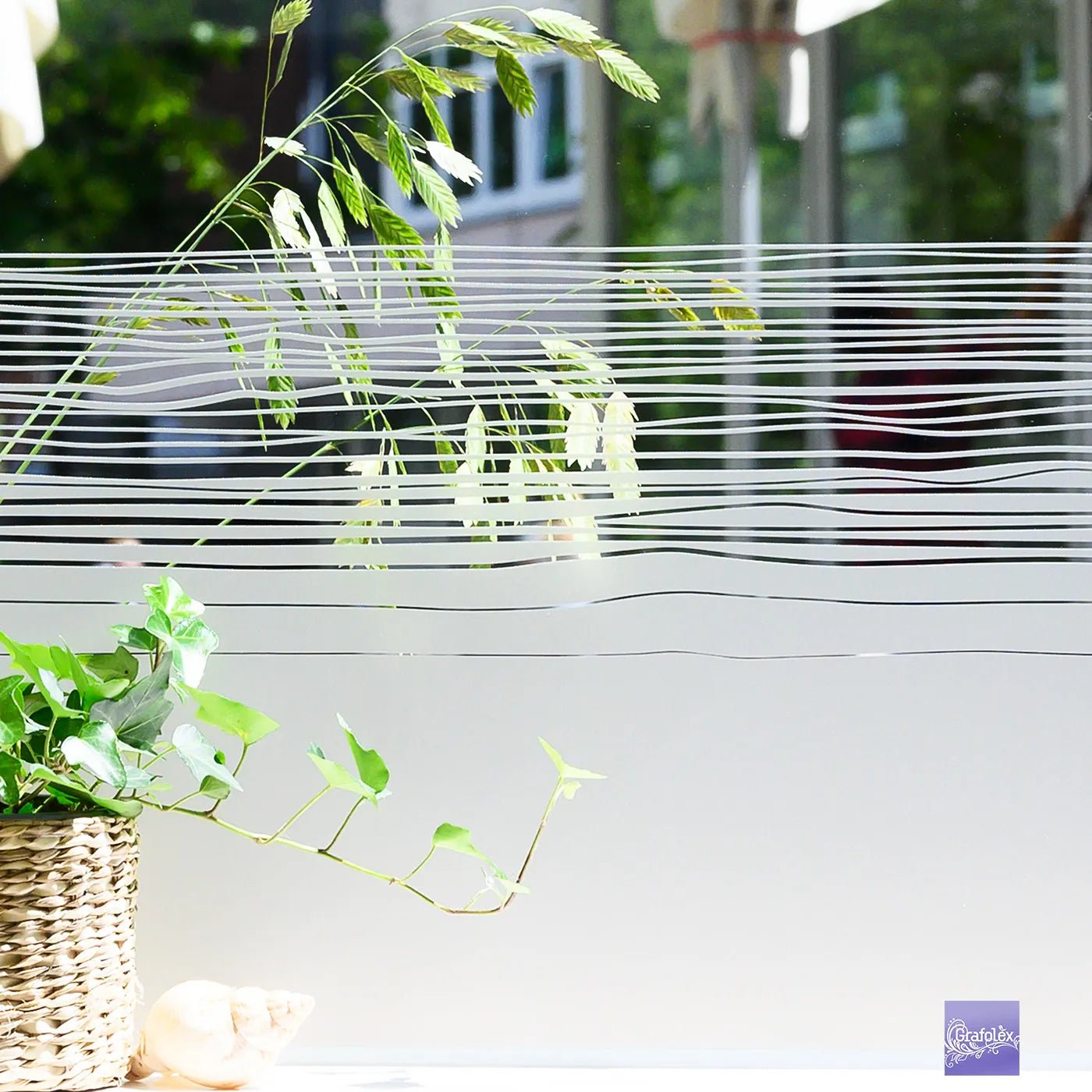 Fensterfolie mit verspielten Streifen. Sichtschutzfolie G702 – Grafolex